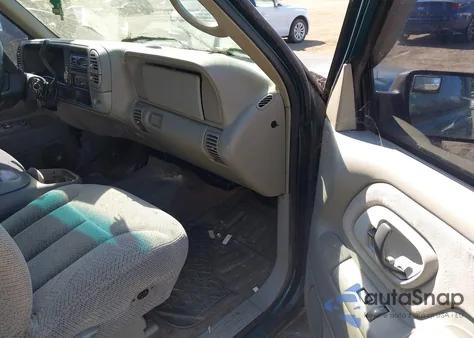 1998 Chevrolet C1500 Fleetside из США, поврежденный, VIN 1GCEC19M4WE155543